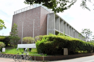 土地の返還期限が過ぎても残ったままとなっている旧明石市立図書館＝明石市明石公園
