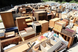 浸水した住宅などから持ち込まれた災害ごみ＝香美町香住区油良