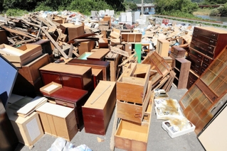 泥に漬かるなどして持ち込まれた家財道具＝香美町香住区油良