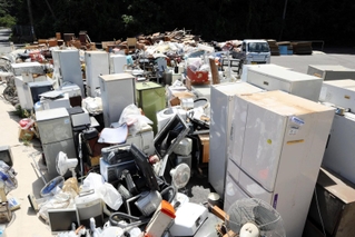 泥に漬かるなどして持ち込まれた家電＝香美町香住区油良