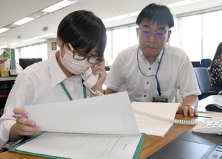 兵庫県教育委員会職員（右）から電話の応対について学ぶ長山陽菜さん＝県庁