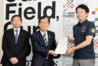 斎藤元彦知事（右）に要望書を手渡す県市長会長の門康彦淡路市長（中央）と副会長の上崎勝規洲本市長＝兵庫県庁