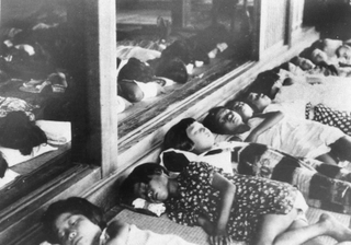 集団疎開で寺を宿舎にする児童ら（１９４４年ごろ）