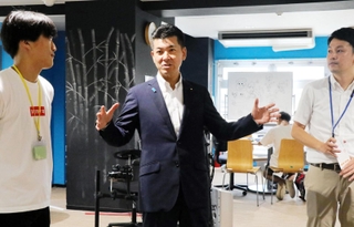 尼崎市立ユース交流センターなどを視察し、利用者らと語り合う泉健太立憲民主党代表＝同市若王寺２