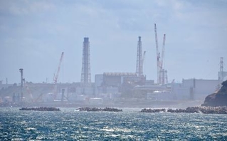 　処理水の海洋放出を始めた東京電力福島第１原発＝２４日午後１時５分