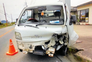 女性の夫が乗っていた軽トラック。ガードレールにぶつかる事故でバンパーが大破していた（丹波署提供）