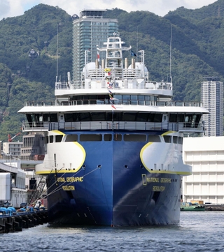 神戸ポートターミナルに寄港した「ナショナル・ジオグラフィック・レゾリューション」＝２５日午後、神戸市中央区新港町