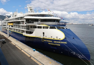 神戸ポートターミナルに寄港した「ナショナル・ジオグラフィック・レゾリューション」＝２５日午後、神戸市中央区新港町