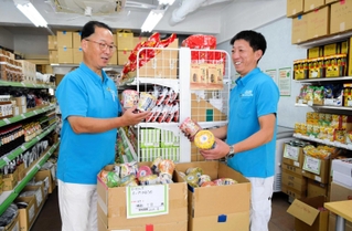 開業準備を進める中根喜一郎さん（左）と川脇龍二さん＝神戸市須磨区白川台４