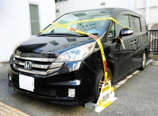 「放置違反金」を滞納した男性から差し押さえ、インターネット公売にかけられた車（兵庫県警提供）