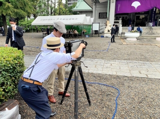 「キャメラを持った男たち-関東大震災を撮る-」より、１００年前のカメラを使った東京都慰霊堂の撮影風景（©記録映画保存センター）