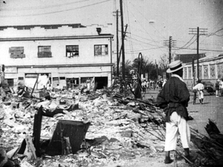 「大正拾弐年九月一日　猛火と屍の東京を踏みて」（１９２３年）から、壊滅した浅草六区の劇場街（国立映画アーカイブ、国立情報学研究所制作「関東大震災映像デジタルアーカイブ」より）