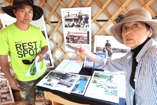 強制労働の展示に取り組むウルジートグトフさん（左）と近彩さん＝いずれもモンゴル・ウランバートル市内（撮影・後藤　剛）