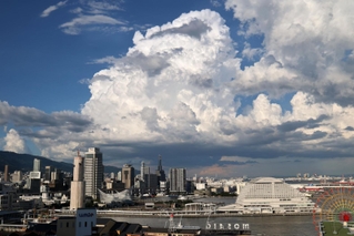 短時間で大きな塊となっていった神戸上空の雲＝２６日夕、神戸ハーバーランドから（撮影・三浦拓也）