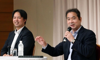 現役時代のエピソードを交えながら、１８年ぶりの「アレ」への期待を語った中田良弘さん（右）と井川慶さん＝２１日、神戸市中央区港島中町６（撮影・風斗雅博）