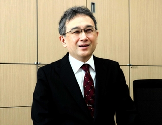 「『てんかんセンター』の電話相談では、患者が生活する上での困り事にも対応する」と語る松本理器センター長＝神戸市中央区楠町７、神戸大病院