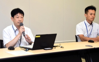 神戸徳洲会病院側に文書指導を行った後、記者会見する神戸市保健所の担当者ら＝28日午後、神戸市役所