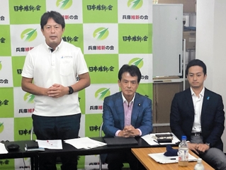 次期衆院選の兵庫８区からの立候補について決意を語る清水貴之参院議員（左）ら＝２８日午後、神戸市中央区北長狭通４