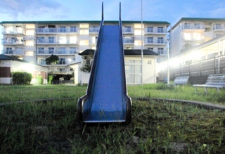 大地容疑者が住んでいた団地の公園にある滑り台。当時から変わらないという＝神戸市垂水区