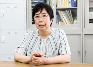 子どもへの声かけと話をゆっくり聴くことの大切さを強調する竹内志津香理事長＝尼崎市内