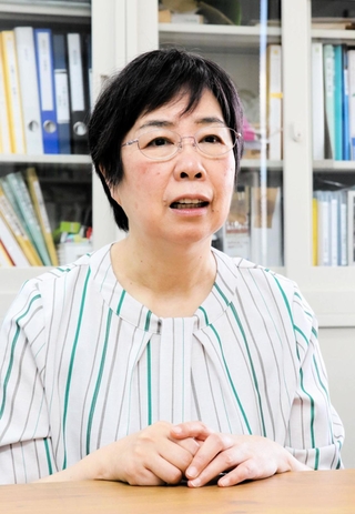 子どもへの声かけと話をゆっくり聴くことの大切さを強調する竹内志津香理事長＝尼崎市内