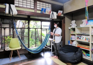 古民家を利用して運営するトロッコ。ハンモックに揺られたり、庭の緑を眺めたりできる＝明石市天文町１
