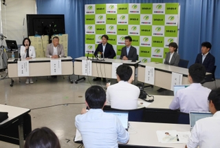 次期衆院選の兵庫８区に立候補を決めた日本維新の会の清水貴之参院議員（左から３人目）ら＝２９日午前、兵庫県庁（撮影・三津山朋彦）