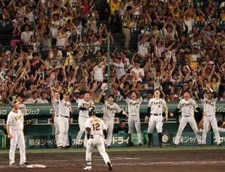 ＤｅＮＡ戦の８回裏に坂本（１２）が先制タイムリー打を放ち、喜ぶ阪神の選手やスタンドの観客＝２９日夜、西宮市の甲子園球場（撮影・小林良多）