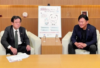光免疫療法について対談する神戸大病院光免疫治療センターの丹生健一センター長（左）と、楽天メディカルの三木谷浩史会長＝東京都世田谷区（同社提供）