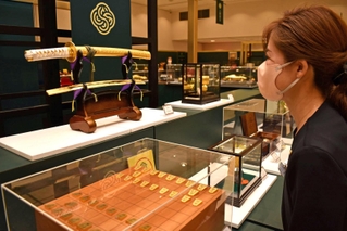 ５６３２万円の脇差しなど、輝きを放つ金製品＝神戸市中央区明石町、大丸神戸店