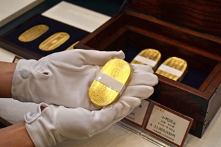 資産として分けやすく、人気の小判＝神戸市中央区明石町、大丸神戸店