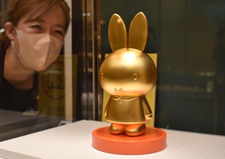 高さ約２０センチ、１１００万円のミッフィーの置物＝神戸市中央区明石町、大丸神戸店