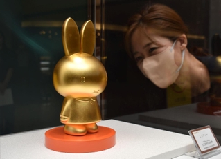 高さ約２０センチ、１１００万円のミッフィーの置物＝神戸市中央区明石町、大丸神戸店