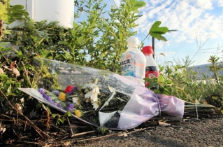 修ちゃんの遺体発見から２カ月を前に、現場近くに供えられた花束＝神戸市西区平野町慶明