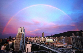 早朝、西の空に架かった虹のアーチ＝３１日午前５時半ごろ、神戸市中央区（弓岡武志さん提供）