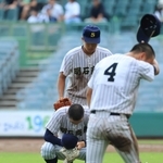 社にサヨナラ負けを喫し、グラウンドにうずくまる明石商の横山投手＝７月２７日、ほっともっとフィールド神戸