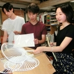 うちわを使ったプロジェクトの準備を進める（右から）島村優希さん、山村太一さん、植田隆誠さん＝神戸市兵庫区中道通２