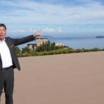 ホテルニューアワジが私有地に整備したヘリポート。幹部の高木さんは「空飛ぶクルマを積極的に活用し、島に富裕層を取り込みたい」と語る＝洲本市小路谷