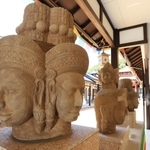 須磨寺で展示されているクメール美術の石仏＝神戸市須磨区須磨寺町