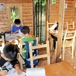 学校終わりに国語の教室へ参加し、作文の練習に励む児童たち＝川西市南野坂１