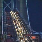 古里から戻る車などで渋滞する明石海峡大橋＝２０１７年８月１４日、神戸市垂水区から