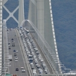 古里から戻る車などで渋滞する明石海峡大橋＝２０１７年８月１４日、神戸市垂水区から