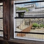 外からは見えにくく、中からは外がよく見える、折廻り櫓の特殊な格子窓＝姫路市本町