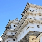 今月から公開される乾小天守（奥）。手前は今冬に初公開される西小天守＝姫路市本町