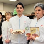 「１００年目の自信」の開発を担ったエム・シーシー食品の（右から）奥川剛史さんと内山祐貴さんら＝神戸市東灘区深江浜町、同社