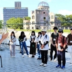 広島に投下された原爆について学んだ関西学院大生ら＝広島市中区、平和記念公園