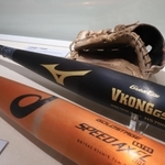 下関国際との決勝戦で満塁本塁打を放った仙台育英・岩崎生弥選手のバット（黒）＝西宮市甲子園町、甲子園歴史館（撮影・吉田敦史）