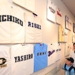 第１０５回全国高校野球選手権大会に出場するチームのユニホーム。下段の左から二つ目が兵庫代表・社＝西宮市甲子園町、甲子園歴史館（撮影・吉田敦史）