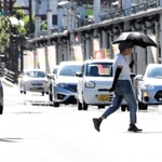 最高気温３９・４度を記録した豊岡市。メインストリートの大開通りでは「逃げ水」の現象も見られた＝５日午後、同市中央町（撮影・小日向務）