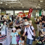 今年から特産品や飲食の販売会場を屋内に移した佐用町の南光ひまわり祭り。親子連れでにぎわった＝兵庫県佐用町林崎